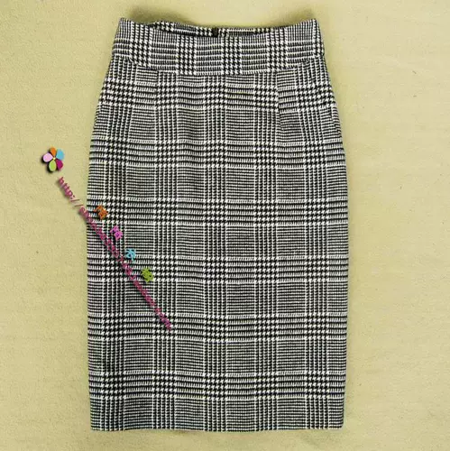 Чистые товары шерсть толстая черно -белая клетчатая наклона в средней юбке.