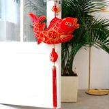 Существует больше, чем годы подвесного бархатного сгибания рыбы китайская подвеска для рыбной куриной гостиной Большой китайский новый год.