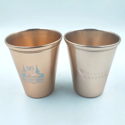 Бокал для шампанского, металлическая чайная чашка, стакан