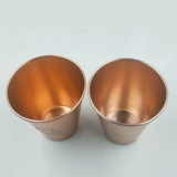 Бокал для шампанского, металлическая чайная чашка, стакан