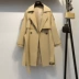 [Rõ ràng tiền] 妃子 2018 mùa xuân và mùa thu nạp Hàn Quốc khí kaki lỏng mỏng áo gió áo gió nữ 0780QC Trench Coat