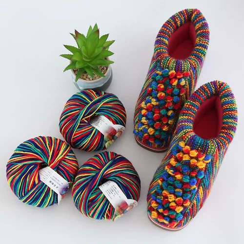 Радужный разноцветный клубок пряжи, плетеные тапочки, туфли, обувь, подушка, одеяло