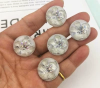 Белые цветы с серебряными краями на белом фоне