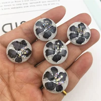 Белый блюдо серый черный цветок