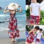 Kỳ nghỉ bên bờ biển du lịch gia đình trang bị mùa hè gia đình nhà ba mẹ đầm phụ nữ và quần short con trai áo yếm gia đình