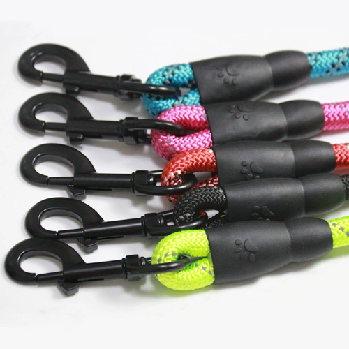 Две собаки две головы тянут две собаки, одна тяга, две плюшевые две головы, чтобы предотвратить обернутую большую большую собаку, ходящую собаку