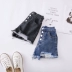 Quần áo trẻ em Hàn Quốc 2019 cho bé gái mùa hè thời trang mới thường có nút quần jeans lỗ quần 5213 - Quần jean