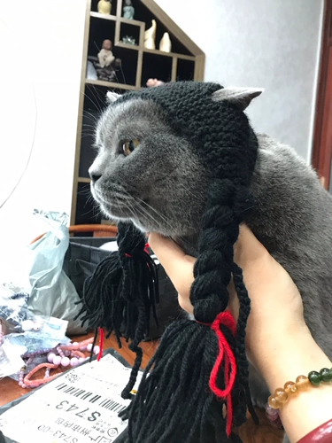 Парик с косичкой, шлем, вязаная шапка