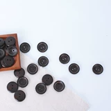 Новая мама рука -сделанные деревянные кнопки