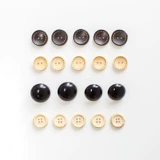 Новая мама рука -сделанные деревянные кнопки