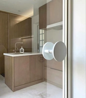 Круглая одежда стеклянная дверь тянет руку современная простая белая дверь ванной комнаты.