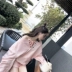 HERAPLUS đầu mùa thu cô gái cam thể thao màu hồng phù hợp với một từ vai áo len quần short giản dị hai mảnh thời trang nữ 2021 Áo len