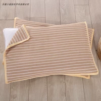 Пара мелководных полотенец с тонкими подушками