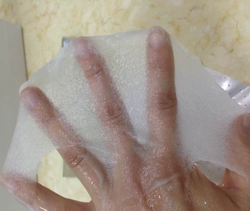 Тонкая увлажняющая осветляющая маска для лица с гиалуроновой кислотой