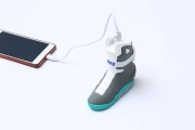 Sáng tạo dễ thương MAG trở lại tương lai giày phát sáng sạc kho báu nhỏ gọn di động dung lượng lớn điện thoại di động móc khóa - Ngân hàng điện thoại di động
