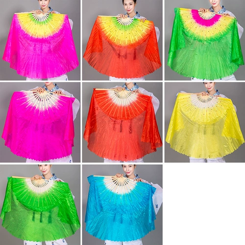 Поклонники танцев Plaza - взрослые, большие скручивание поклонника севера и севера от Янге, чтобы исполнить поклонник танца