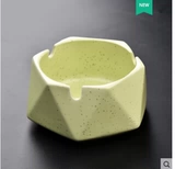 Керамическая древняя глиняная пешевая мода с резервуарами для хранения воды уничтожает огненную головку, сигареты, пепельная чашка.