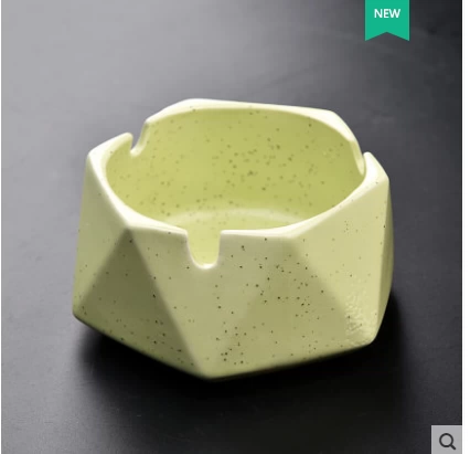 Керамическая древняя глиняная пешевая мода с резервуарами для хранения воды уничтожает огненную головку, сигареты, пепельная чашка.