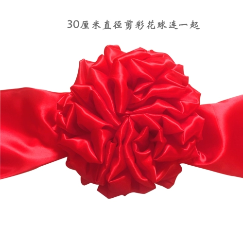 Открытая лента срезает большой красный цветок мяч из золотого дракона и феникса ножниц.