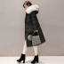 Chống mùa giải phóng mặt bằng 2018 trên đầu gối Hàn Quốc lớn cổ áo lông thú phần dài dày Hàn Quốc phiên bản của cá tính túi xuống áo khoác nữ đặc biệt cung cấp Xuống áo khoác