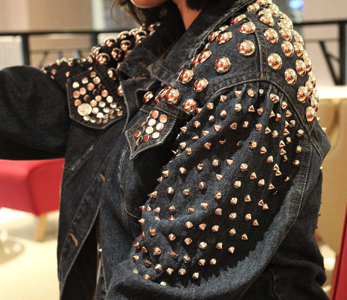 手工钉制艺术品,单件衣服上面有500多个纯金属铆钉 (独家原创设计