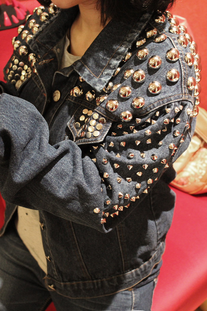 手工钉制艺术品,单件衣服上面有500多个纯金属铆钉 (独家原创设计