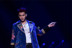 Wu Yifan năm mới của ngôi sao hòa nhạc với người đàn ông cùng áo gió thêu Hàn Quốc trong trang phục cá tính áo dài