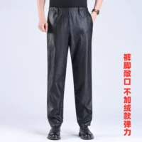 Ноги брюков открыты и эластичны без бархата