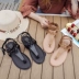 2018 new Roman pinch dép màu đen nữ mùa hè phẳng xương cá kỳ nghỉ bãi biển giày nữ pin toe đơn giản hoang dã giày sandal nữ đi học cấp 2 Sandal