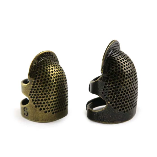 Нажмите на линию сшита наперту наперту и иглы, вершина кончика пальца в устье устья золота