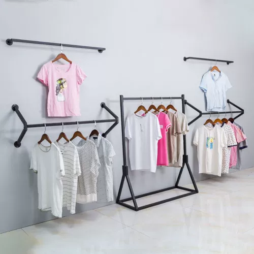 Шатра одежды на стене на стене висел треугольник на боковой полке