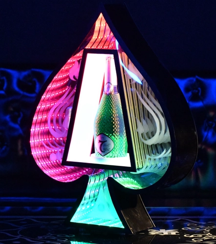 Золотое вино ослепляет базовое озеро шампанское озеро