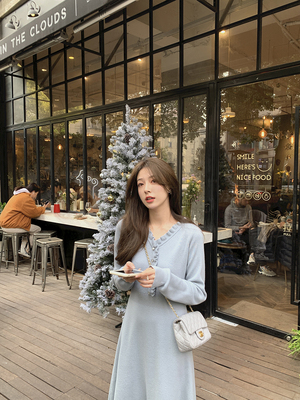 taobao agent Woolen winter knitted dress, retro brace, long skirt, V-neckline, fitted