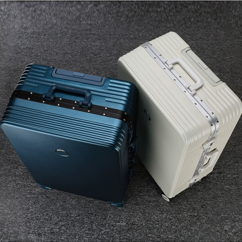 Универсальный вместительный и большой чемодан подходит для мужчин и женщин