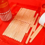 Брак поднимает дверь, и жених жених жених жених, игра, затягивая весь человек, блокирующий дверь в центре города.