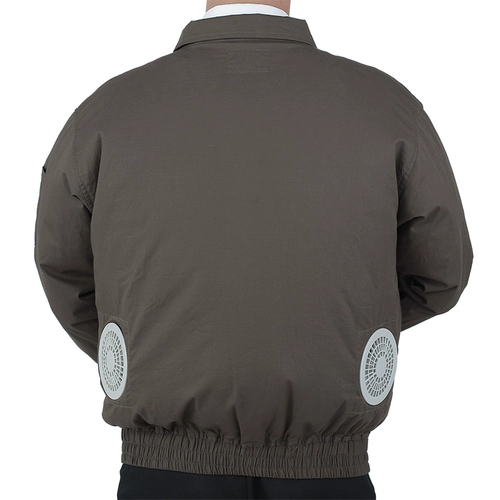 Летом, охлаждающие работы с поклонником охлаждения воздуха, кондиционированная воздушная служба, зарядная сварка.