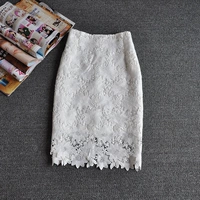 Летняя белая кружевная приталенная юбка, мини-юбка, высокая талия, с акцентом на бедрах