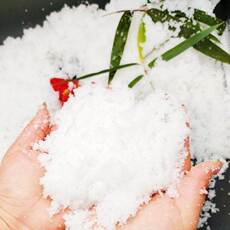 Аэрозольный серпантин 人造雪粉仿真水变雪花节日圣诞装饰假雪地雪景布置橱窗摄影雪人y