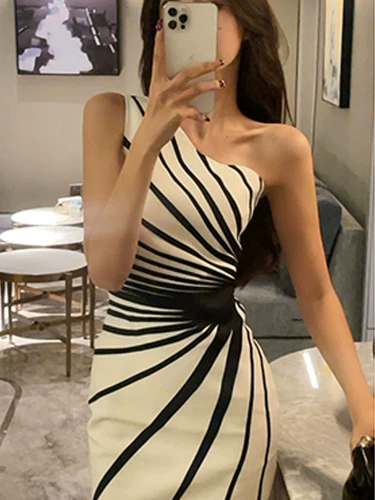 Летнее дизайнерское платье без рукавов, мини-юбка, французский стиль, тренд сезона, с акцентом на бедрах