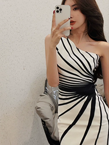 Летнее дизайнерское платье без рукавов, мини-юбка, французский стиль, тренд сезона, с акцентом на бедрах