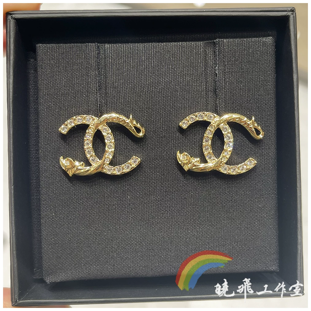 Покупка CHANEL сережки Chanel 23C Новые золотые рельефные рыбьи две буквы C серьги с двойной буквой C