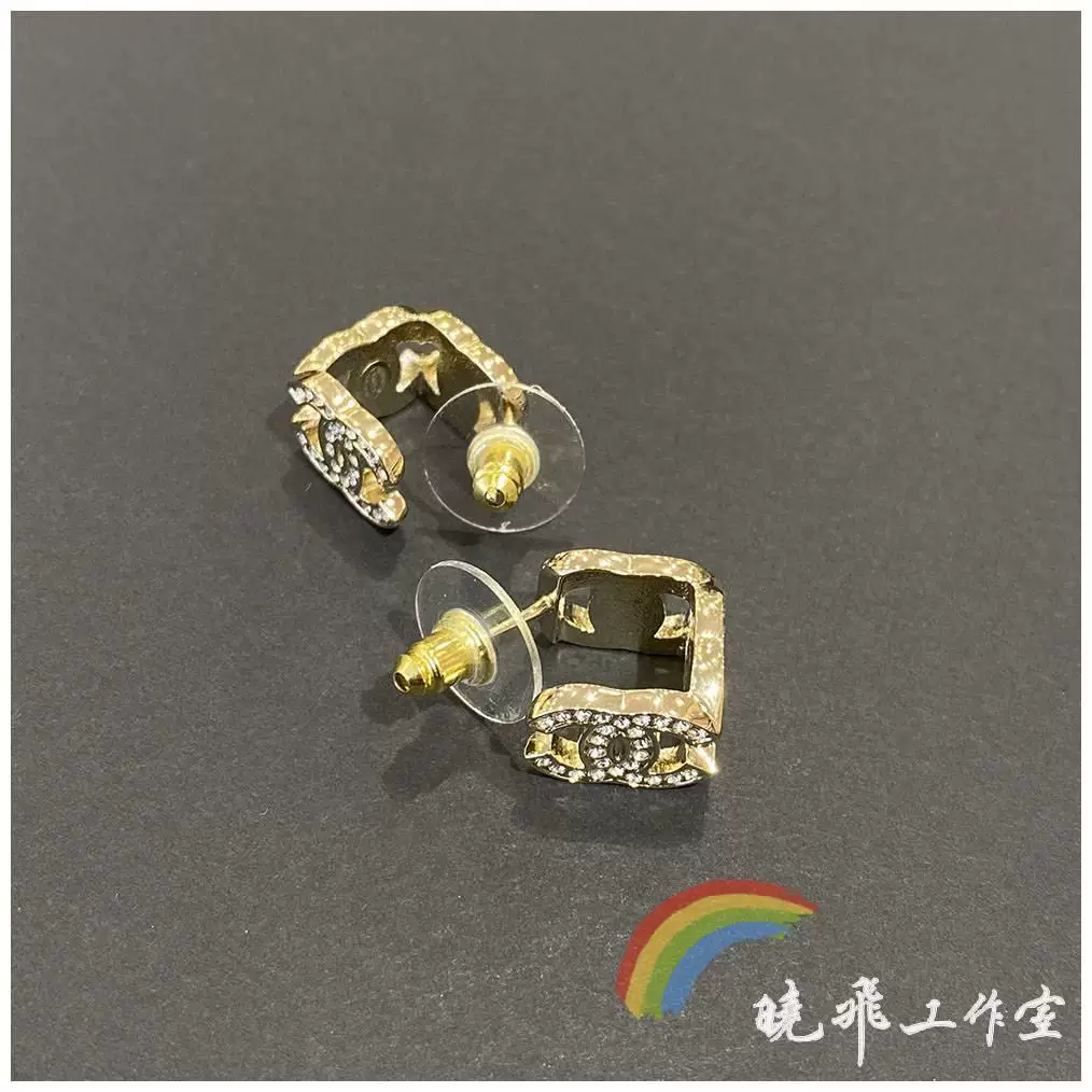 Сережки CHANEL Chanel с гренами 23b новые светлые золотистые полые блоки полировка двойная C серьги