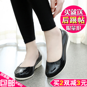 Bốn mùa mưa khởi động nữ nông miệng thấp để giúp tăng giày không thấm nước Hàn Quốc non-slip dành cho người lớn ống ngắn nêm với mưa khởi động peas cao su giày