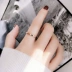 Phiên bản Nhật Bản và Hàn Quốc đơn giản bằng thép mạ vàng hồng đôi mẫu vàng đôi nam nữ nhẫn ngón tay đeo nhẫn đuôi phụ kiện phổ biến