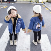 Cô gái cộng với áo khoác denim nhung mùa thu đông Các phiên bản Hàn Quốc của quần áo denim dày Quần áo bé gái ấm áp áo khoác nước ngoài áo khoác thủy triều