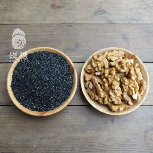 Теплые уши, грецкие орехи, черная кунжутная паста, грецкие орехи и кунжутный соус, чистые питательные грецкие орехи и семена черного кунжута, каждая половина теперь измельчает грубые зерна