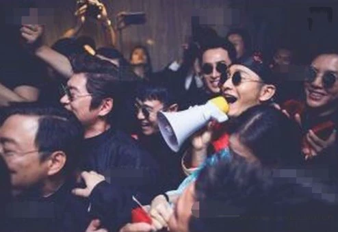 Поднимая реквизит, чтобы забрать шнурок с кружевным батареем, и приветствовать момент, блокируя дверные реквизиты, крича Большой рог