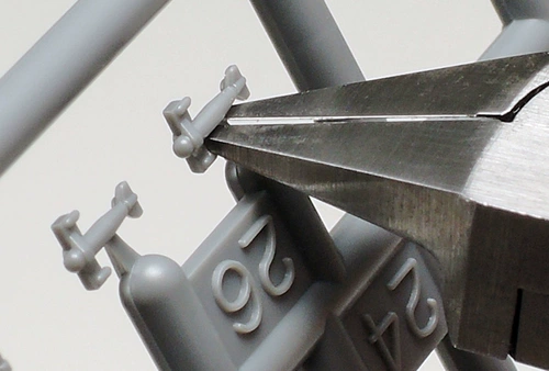 Первая модель тонкого лезвия вырезала полевой дворец зажима