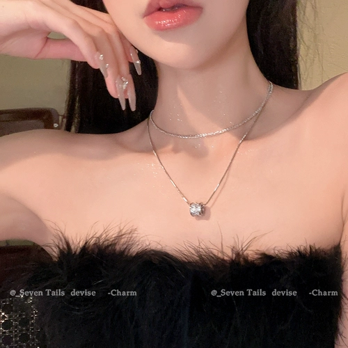 Дизайнерское ожерелье, зимний свитер, цепочка до ключиц, легкий роскошный стиль, тренд сезона, коллекция 2023