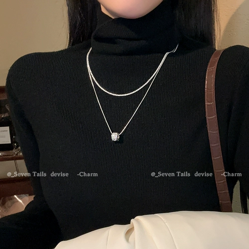 Дизайнерское ожерелье, зимний свитер, цепочка до ключиц, легкий роскошный стиль, тренд сезона, коллекция 2023